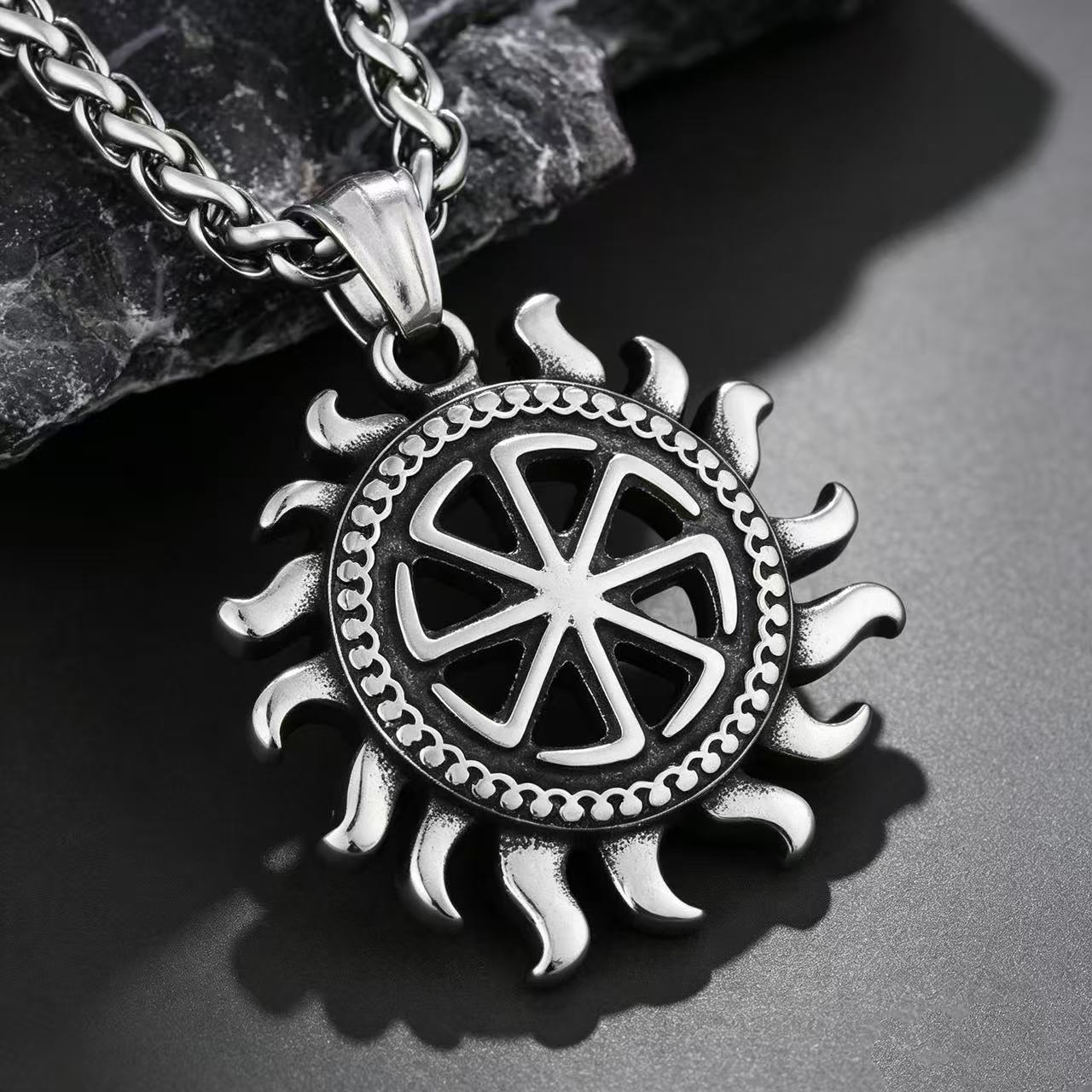 HNSP Men's Kolovrat Sun Wheel  - Vintage Fashion Wheel のレビューと価格