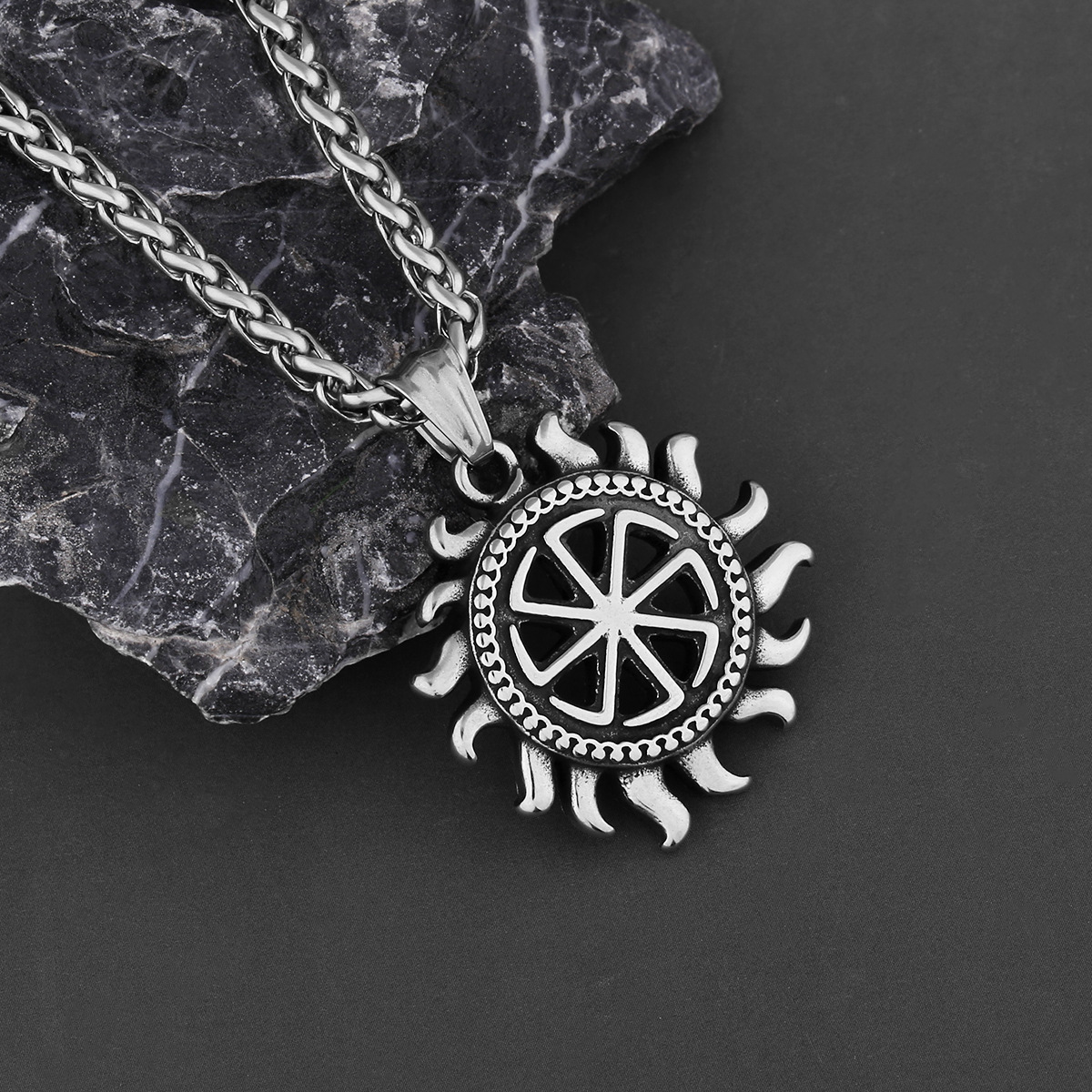 HNSP Men's Kolovrat Sun Wheel  - Vintage Fashion Wheel のレビューと価格