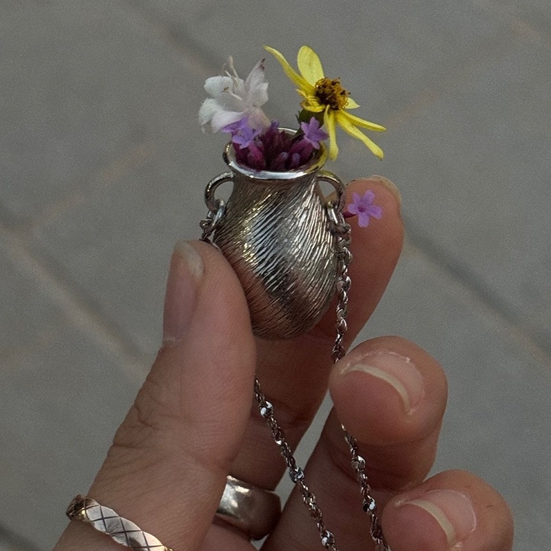 New Flower Bouquet Necklace We - Vintage Fashion Sketches のレビューと価格
