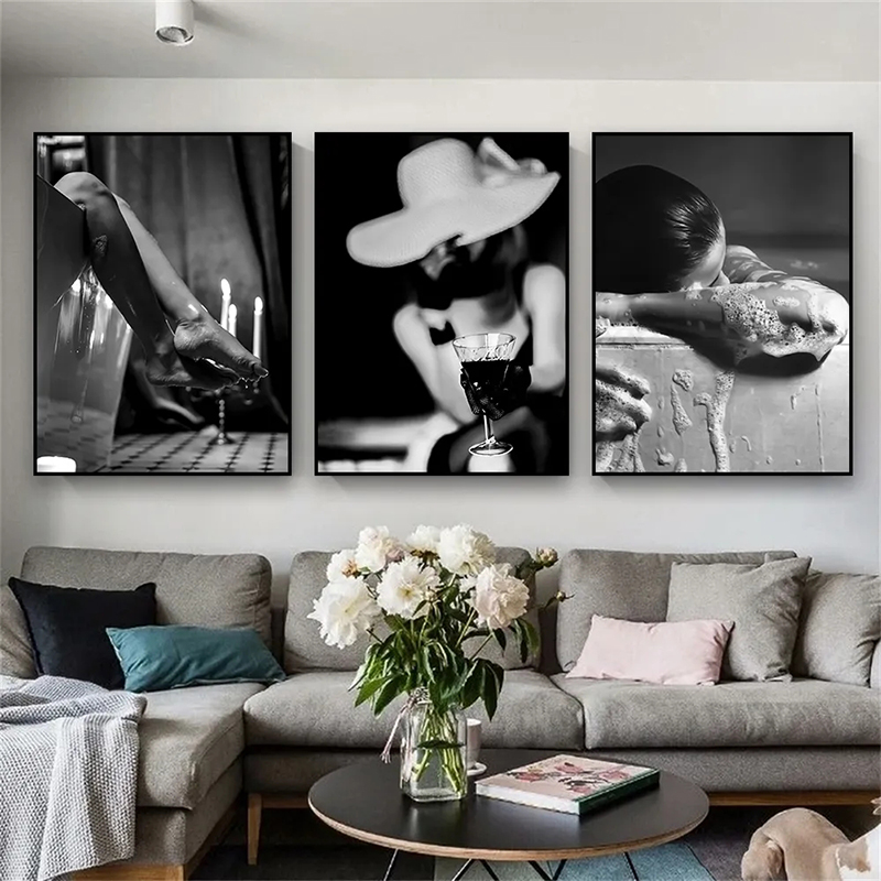 Black and White Woman Bathroom - Vintage Fashion Sketches のレビューと価格