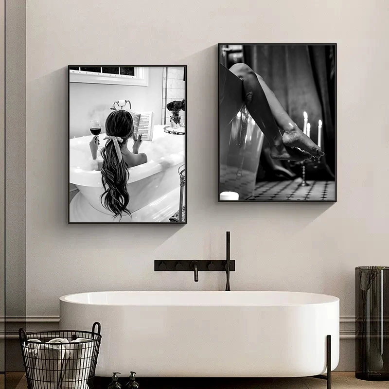 Black and White Woman Bathroom - Vintage Fashion Sketches のレビューと価格
